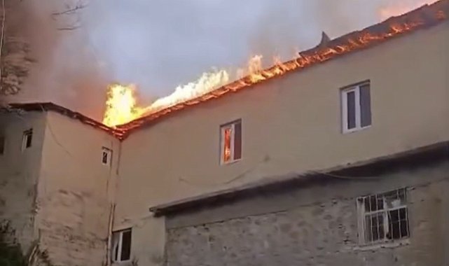Okul yangınında yürekleri ısıtan an: Alevlerin arasından Türk bayrağını böyle kurtardı