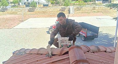 Okulun çatısının işçiliğini muhtar ücretsiz yaptı