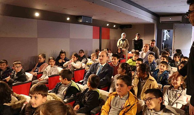 Oltu'da mobil sinema tırı 650 öğrenciye sinema keyfi yaşattı