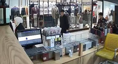 Önce kokladı, hoşuna gidince parfümü cebine koyup uzaklaştı