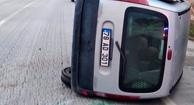 Önce refüje ardından otomobile çarparak devrildi: 1 yaralı