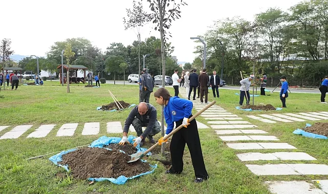 Ordu'da öğrenciler Melet'te ağaçları toprakla buluşturdu
