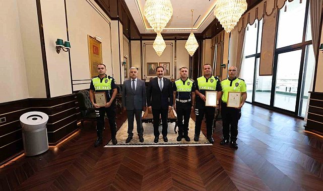 Örnek davranışıyla Bakan Çiftçi'nin takdirini toplayan polis memurlarına başarı belgesi verildi