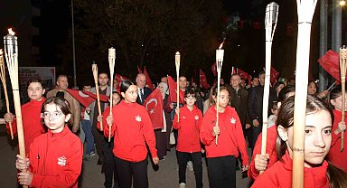 Osmaneli'de 29 Ekim Cumhuriyet Bayramı fener alayı düzenlendi