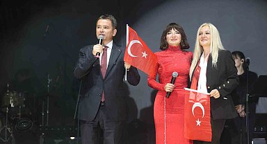 Osmangazi'de Cumhuriyet coşkusu Göksel'in şarkılarıyla taçlandı