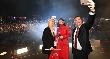 Osmangazi'de Cumhuriyet Coşkusu Göksel'in şarkılarıyla taçlandı