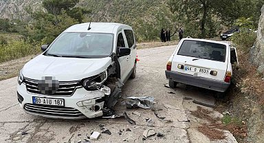 Osmaniye'de hafif ticari araçla otomobil kafa kafaya çarpıştı: 3 yaralı