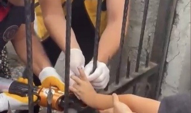 Osmaniye'de korkuluğa saplanan çocuğun parmağını itfaiye kurtardı