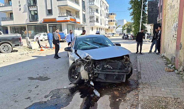 Otomobil ile kamyonet çarpıştı: 1'i ağır 2 yaralı