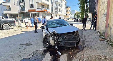 Otomobil ile kamyonet çarpıştı: 1'i ağır 2 yaralı