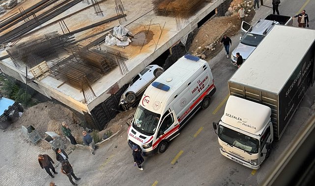 Otomobil inşaatın temeline düştü