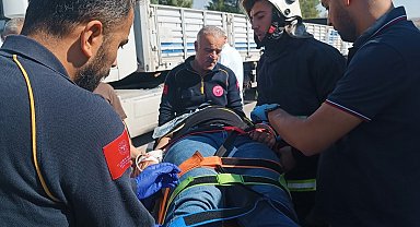 Otomobil kamyonunun altına girdi: 2'si ağır 3 yaralı