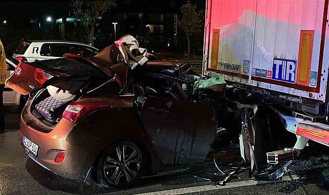 Otomobil lastiği patlayan tıra ok gibi saplandı: 2 yaralı