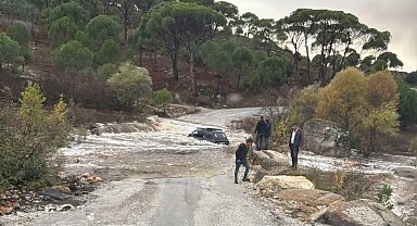 Otomobildeki iki kişi sele kapılmadan kurtarıldı