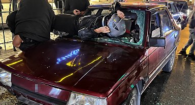Otomobile çarpan motosiklet sürücüsü camdan içeri girdi
