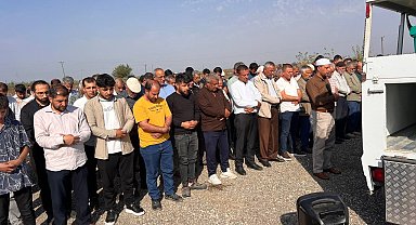 Otomobilin çarpmasıyla ölen anne ve kız çocuğu yan yana defnedildi