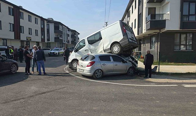 Otomobilin çarptığı minibüs park halindeki aracın üzerine çıktı: 3 yaralı