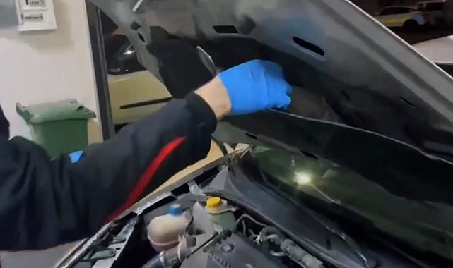Otomobilin kaputundan uyuşturucu, cüzdandan altınlar çıktı