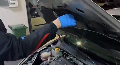 Otomobilin kaputundan uyuşturucu, cüzdandan altınlar çıktı