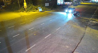 Otomobille çarpışan motosikletli metrelerce sürüklendi