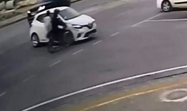 Otomobille çarpışan motosikletteki 2 kişi yaralandı, kaza kameraya yansıdı