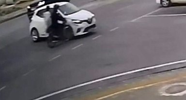 Otomobille çarpışan motosikletteki 2 kişi yaralandı, kaza kameraya yansıdı
