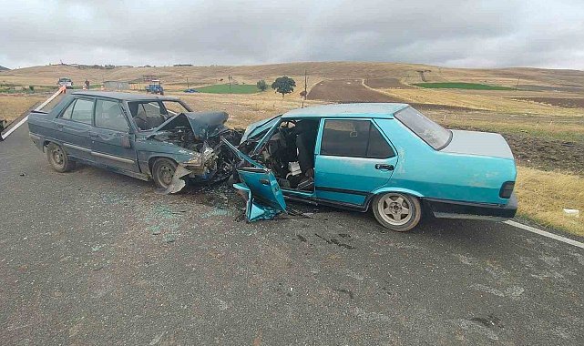 Otomobillerin kafa kafaya çarpıştığı kazada 5 kişi yaralandı