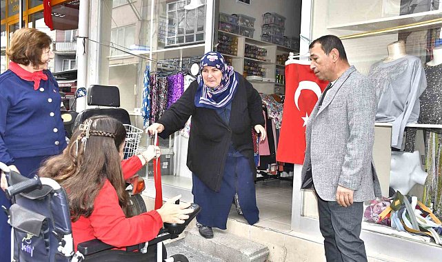 Özel gereksinimli bireyler Cumhuriyet Bayramında esnafa bayrak dağıttı