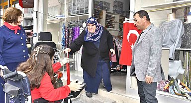 Özel gereksinimli bireyler Cumhuriyet Bayramında esnafa bayrak dağıttı