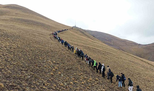 Palandöken'in zirvesine Cumhuriyet tırmanışı