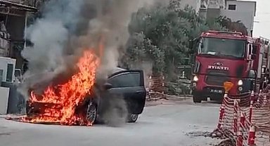 Park halindeki otomobil alev alev yandı