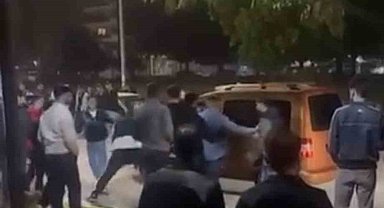Parkta gençlerin kavgası kameraya yansıdı