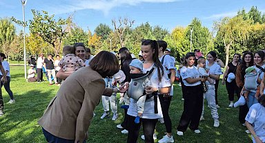 Parktan çıkarılan anneleri Ayşe Ünlüce ağırladı
