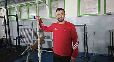 Partner bulamadı, öğrencileriyle hazırlandı; dünya üçüncüsü oldu