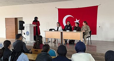 Patnos'ta "Kariyer günleri" etkinliği: Gençlerin geleceğine ışık tutuldu