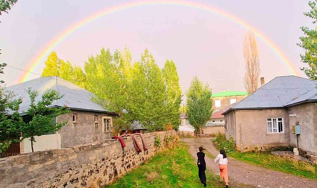 Patnos'ta yağmur sonrası muhteşem görüntü: Gökkuşağı hayran bıraktı