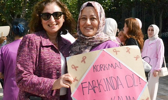Pembe kurdeleli farkındalık yürüyüşü