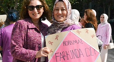 Pembe kurdeleli farkındalık yürüyüşü