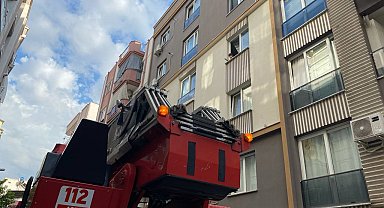 Penceredeki çocuk ekipleri alarma geçirdi