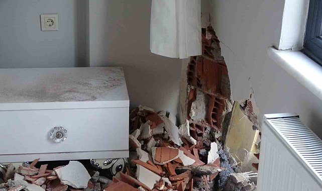 Pendik'te hafriyat kamyonu binaya çarptı: 1 yaralı