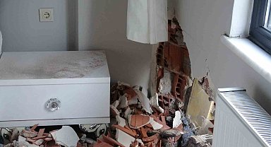 Pendik'te hafriyat kamyonu binaya çarptı: 1 yaralı