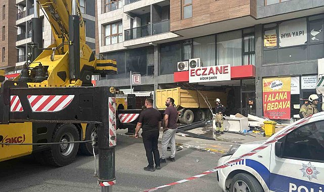 Pendik'te hafriyat kamyonu eczaneye daldı: 6 yaralı