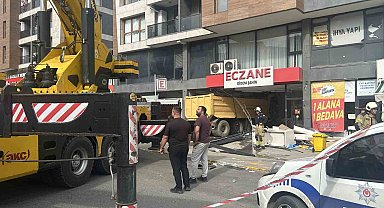 Pendik'te hafriyat kamyonu eczaneye daldı: 6 yaralı