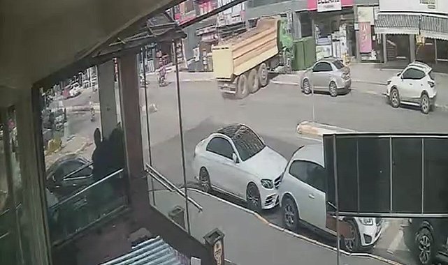 Pendik'te hafriyat kamyonunun eczaneye daldığı anlar kamerada