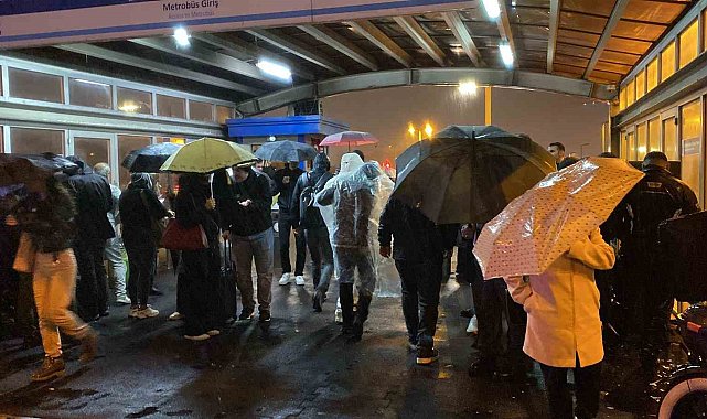 Perpa'da yağmura yakalanan vatandaşlar duraklara sığındı