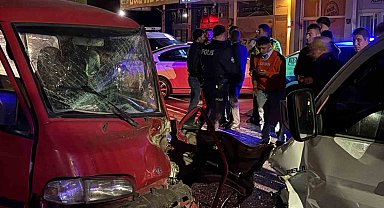 Pikapla kafa kafaya çarpışan kamyonet sürücüsü araçta sıkıştı: 2 yaralı