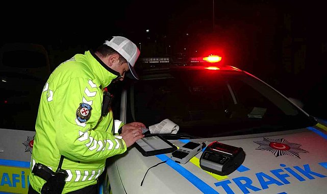 Polisin "Dur" ihtarına uymadı, kaçarken bir motorsiklete çarptı, yakalandığında 0,83 promil alkollü çıktı, 265 bin lira ceza yedi