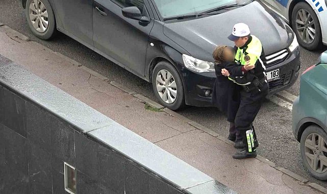 Polisin yaralı kadına yardımı yürekleri ısıttı: Kaldırıma taşıdı, ıslanmasın diye yelekle korudu