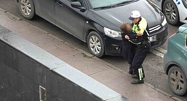 Polisin yaralı kadına yardımı yürekleri ısıttı: Kaldırıma taşıdı, ıslanmasın diye yelekle korudu