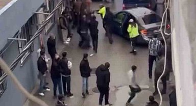 Polisten kaçan araç durduruldu, mahalleli şüphelileri kaçırdı